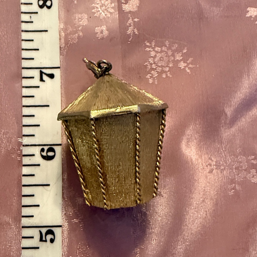 Vintage crown, Trifari, lipstick pendant, carousel charm - Picture 4 of 5